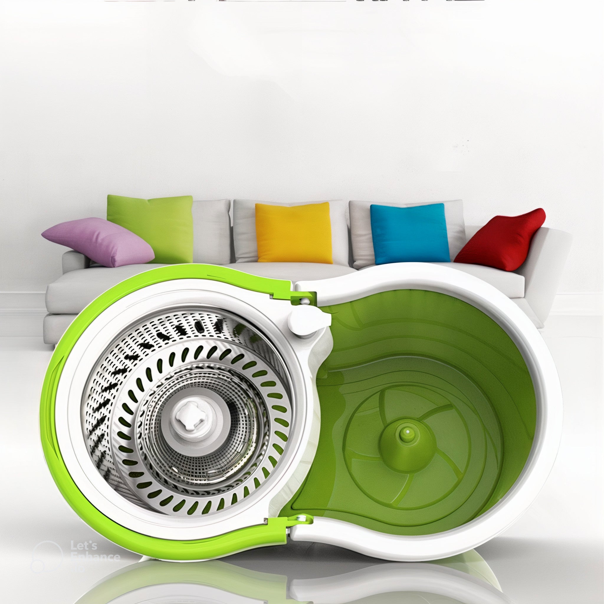 PuliFlash secchio lavapavimenti con strizzatore in acciaio su sfondo salotto colorato, ideale per pulizia domestica efficace.